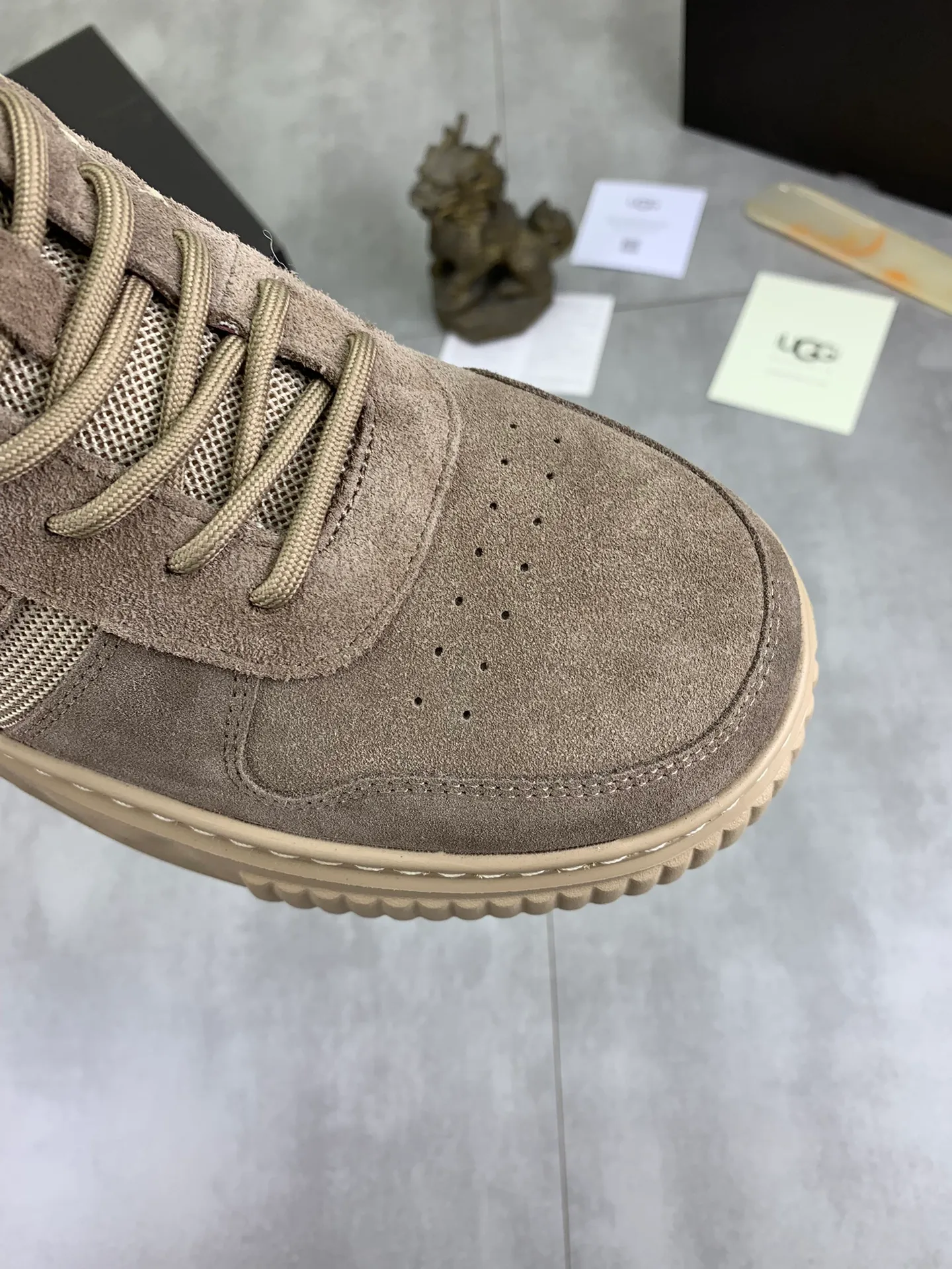 Men's shoes 💰P640 [New style] 💰 🆘 "Real wool" [UGG] 👉The popular men's shoes are synchronized with the official website 🔰The quality of the genuine products [satisfied] is not comparable to the imitations in the general market 🌀The upper is imported Italian frosted cowhide, and the lining is: foot pad 🅰️ grade 🐑Real wool👻Only Grade A can show the effect The hand feels smooth and delicate 🔱The shoe shape is grand, only genuine manufacturers can do it 🎄The perfect toughness of the original outsole 👻⬛️ allows customers to say goodbye to one-time consumption. Real wool lining, super warm. Available in black, brown and gray. Size: 39-44